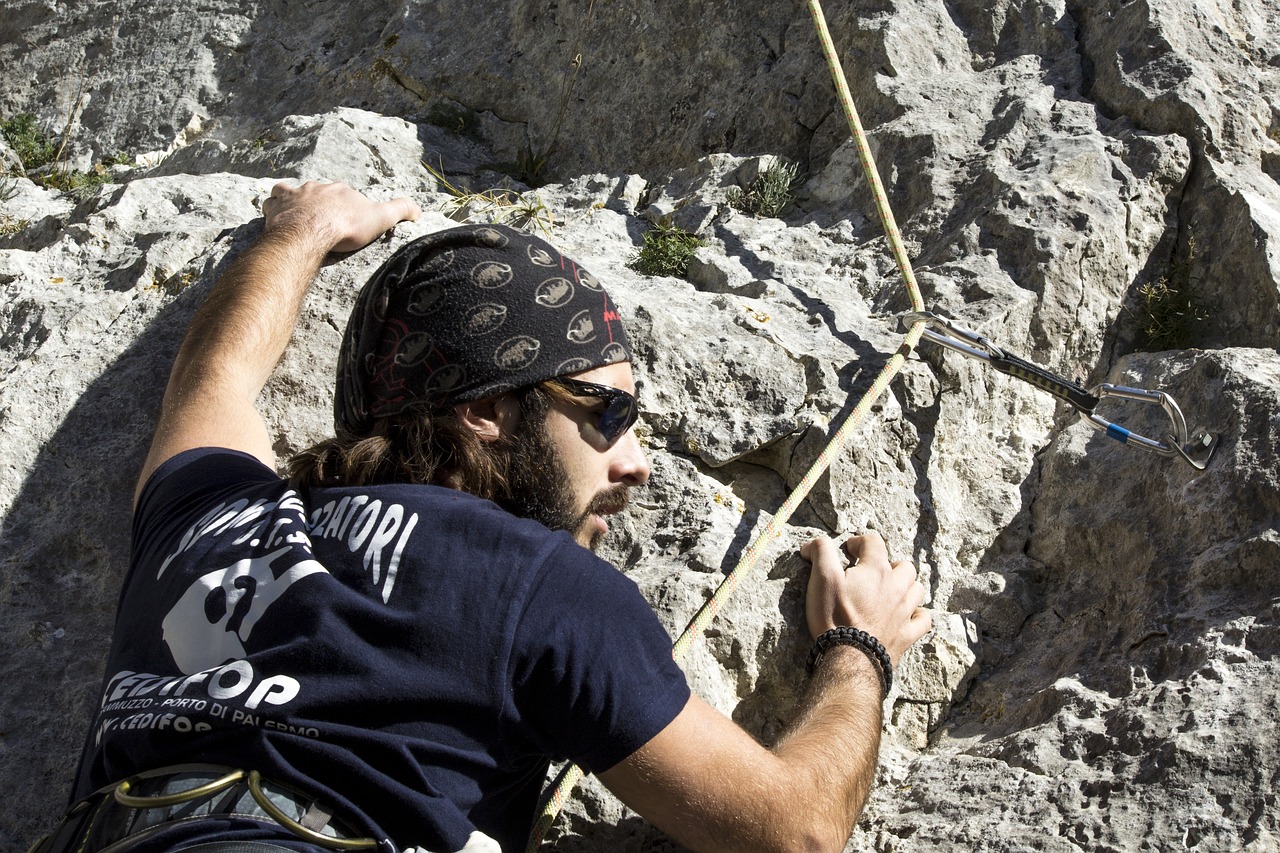 L Alpiniste L Utilise Pour S Attacher ▷ Les utilités du bandana en randonnée - La Rando: Magazine Randonnée,  Trekking, Alpinisme & Survie