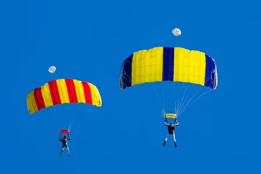 deux parachutistes contre ciel-bleu