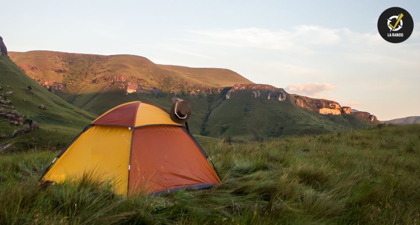 Les avantages du camping sauvage en randonnée : conseils et astuces