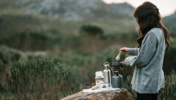 Cuisiner en pleine nature : comment s'équiper pour ne plus manger que des conserves