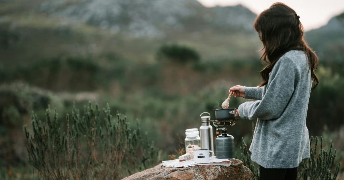 Cuisiner en pleine nature : comment s'équiper pour ne plus manger que des conserves